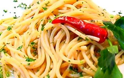 Spaghetti Aglio e Olio di Oliva (Spaghetti with Garlic and Olive Oil)